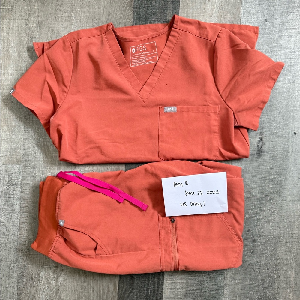 Figs Vibrant Coral Scrub Set